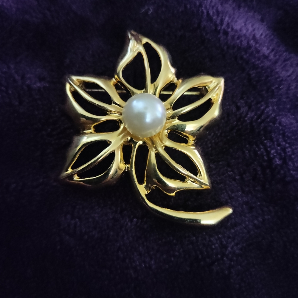 Vintage Pearl Flower brooch
